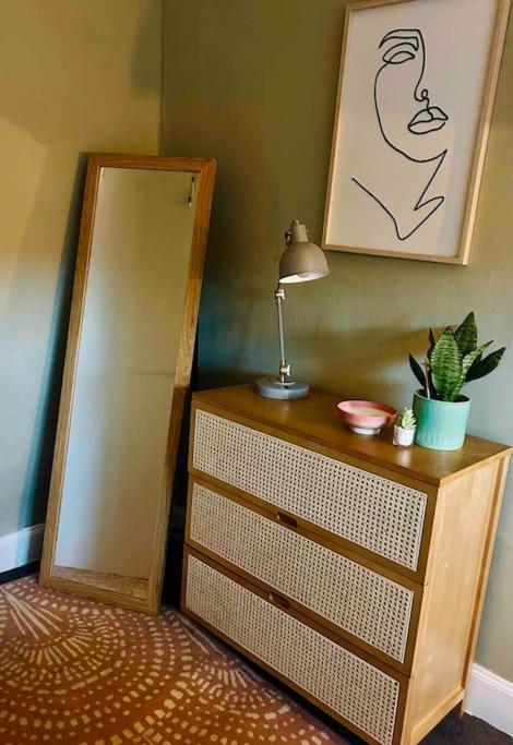 Large 2 Bedroom, Ground Floor Flat, Close To City Эдинбург Экстерьер фото